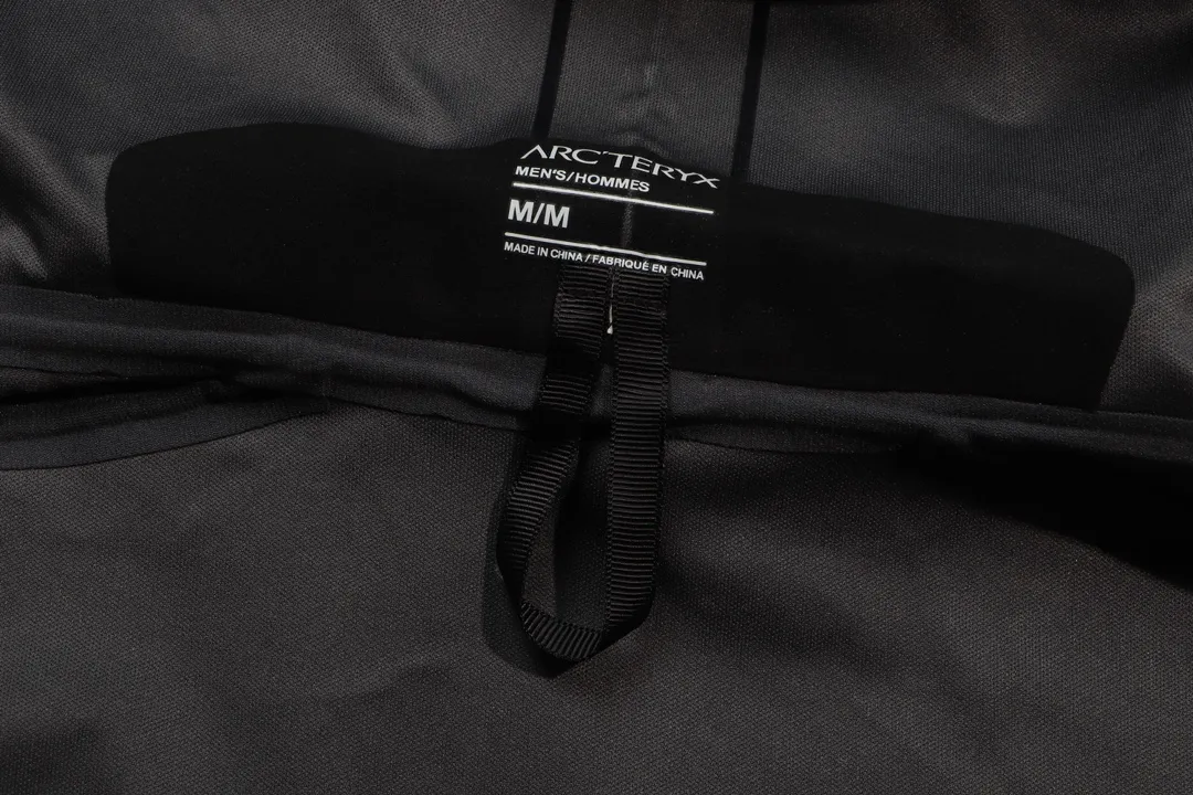 ARCTERYX Beta SV ZP YKK ， ， ， 。 Beta LT ， 。 bluesign@ N 3LGORE-TEX ， Wear-Resistant， 、 Breathable， 。 Storm Hood™ ， Water Tight™ ， ， ， 。 BETA： 。 ， Wear-Resistant。 GORE-TEX： 、 、Breathable 。 ，VISLON ， Velcro ， Zip-in， ARC TERYX ： Navy Blue Size：S-XL